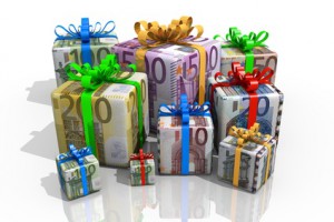 Geschenke mit Geldscheinen als Geschenkpapier und Schleife