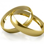zwei goldfarbene Ringe