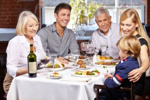 Eine Familie die zusammen bei einem Essen sitzt