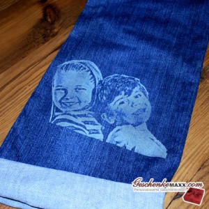 Blue Jeans mit graviertem Foto von zwei Kindern