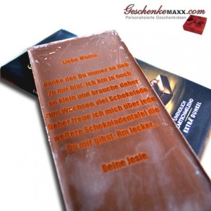 Tafel Schokolade mit einem Spruch auf der Folie
