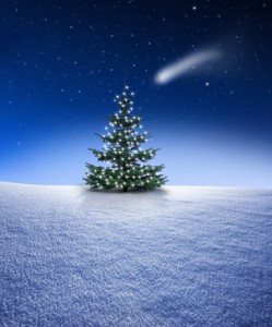 Tannenbaum mit Lichterkette in Schneelandschaft mit Sternschnuppe am Himmel