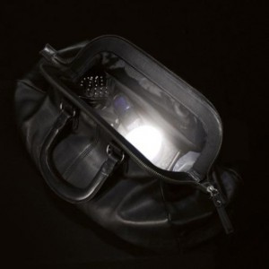 schwarze Handtasche beleuchtet mit einen Handtaschenlicht von Innen