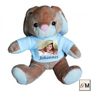 Kuscheltier Hase mit T-Shirt auf dem ein Fotodruck von einem Kind mit dem Namen Johannes ist