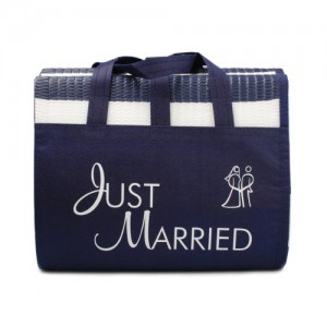 blaue Strandmatte mit der Aufschrift: Just Married
