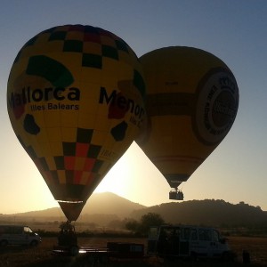 zwei Heißluftballons am Himmel beim Sonnenuntergang