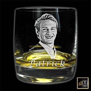 Whiskyglas mit Fotogravur von einem Mann mit Textgravur Patrick
