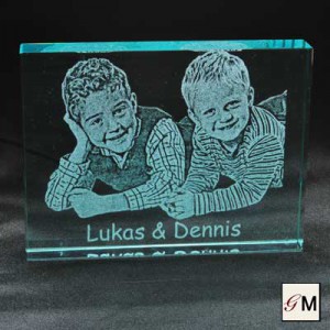 Glasfoto mit Fotogravur von zwei Kindern und den Namen Lukas & Dennis