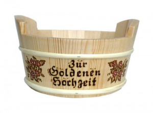 Geschenkkorb aus Holz mit der Aufschrift: zur Goldenen Hochzeit