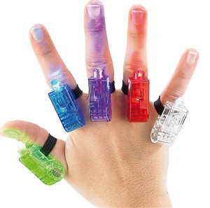 fünf Finger Taschenlampen an einer Hand in verschiedenen Farben