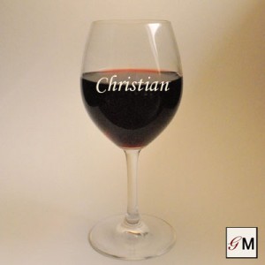 Rotweinglas mit graviert Namen Christian und mit Rotwein befüllt