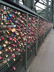 Tausende farbige Liebesschlösser am Brückengeländer der Hohenzollernbrücke in Köln.