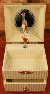 offene Spieluhr in Besch mit einer Giraffe