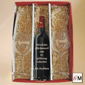 Rotweinset mit zwei Weingläsern und einer Weinflasche mit Gravur