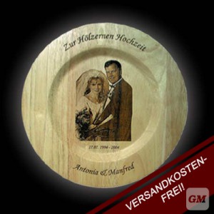 Holzteller mit Fotogravur und Text zur Hölzernen Hochzeit