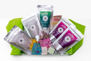 Wellness-Tee-Box mit unterschiedlich farblich sortierten Teesorten
