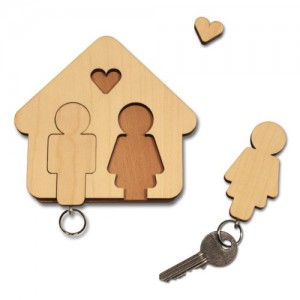 Schlüsselbrett in Form eines Hauses. Mann und Frau Figur mit Schlüselring. Figuren können abgenommen werden.