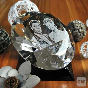 Diamant Fotoglas mit einer Fotogravur von einem Brautpaar und einer Textgravur mit den Namen und dem Datum. Der Diamant steht auf einem schwarzen Sockel.