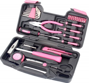 Offener Werkzeugkoffer in schwarz mit Werkzeugen in der Farbe Pink.