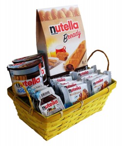 Geflochtener Korb mit verschiedenen Produkten von Nutella