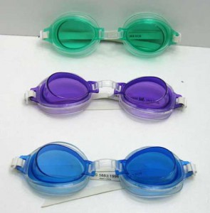Schwimm- und Taucherbrillen in drei verschiedenen Farben.