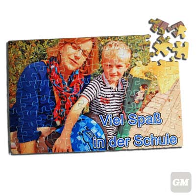 Puzzle mit einem Bild von einer Frau mit einem Kind. Das Puzzle ist bedruckt mit einem Text.