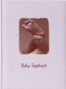 Baby-Tagebuch in rosa mit süßen Füßen vom Baby drauf