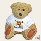 Teddybär mit einem weißen T-Shirt, beruckt mit einer persönlicher Gravur