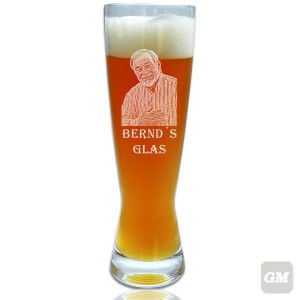 Weizenbierglas mit der Gravur eines Mannes und dem Text: "BERND´S GLAS"