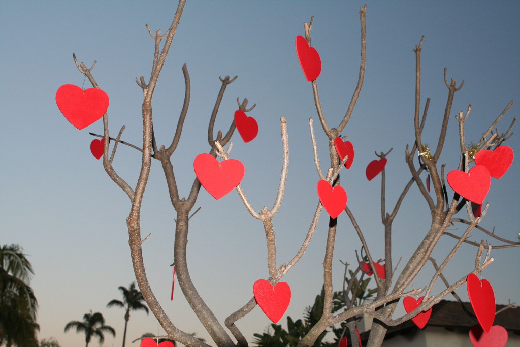 Baum mit Herzen dekoriert