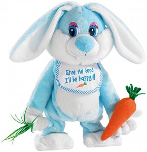 Stofftier Hase in blau mit Karotte in der Hand