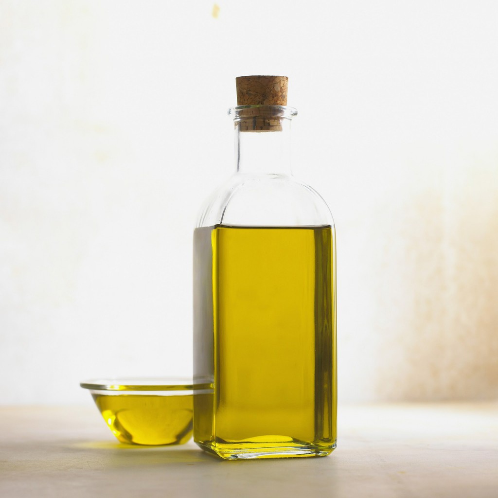 Flasche mit Olivenöl