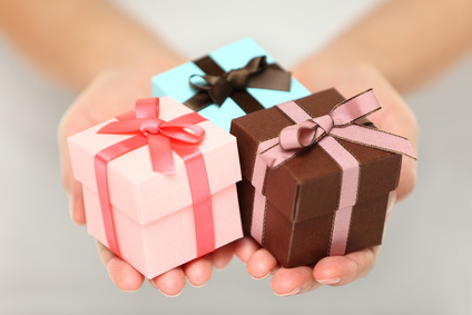 Drei kleine Geschenke in Händen