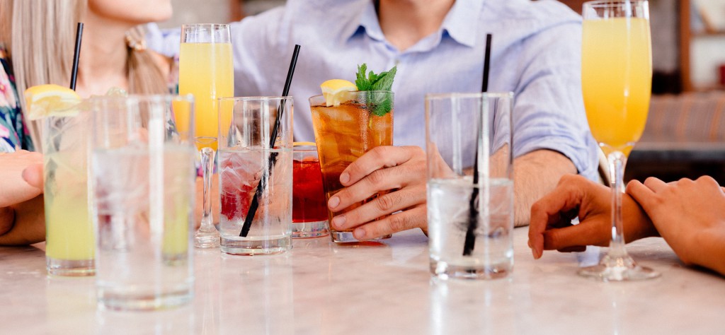 Verschiedene Cocktails auf einem Tisch