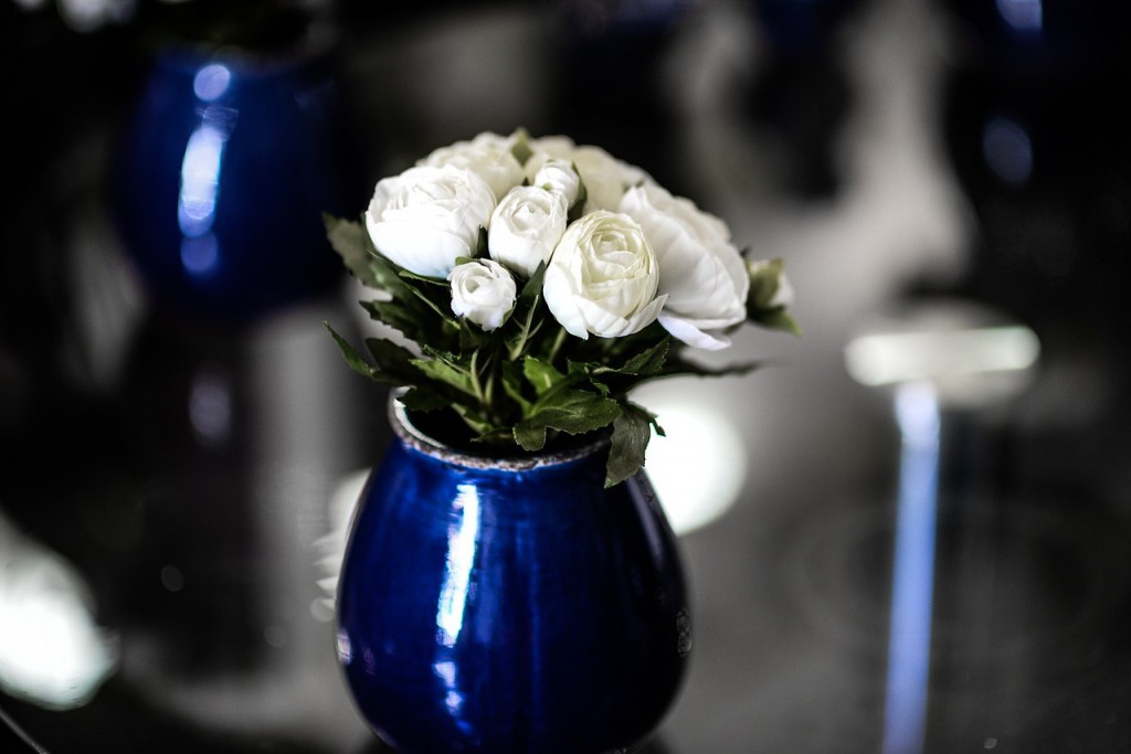 Weiße Rosen in blauer Vase