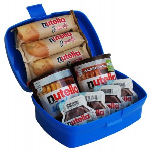 Blaue Brotdose mit verschiedenen Nutella Produkten