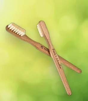 Holz Zahnbürste mit Namensgravur als nachhaltiges  Wichtelgeschenk Teaser