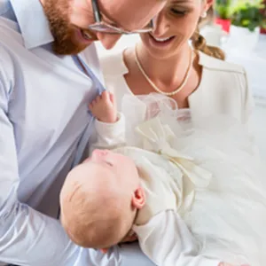 Paar mit Kind während Taufzeremonie