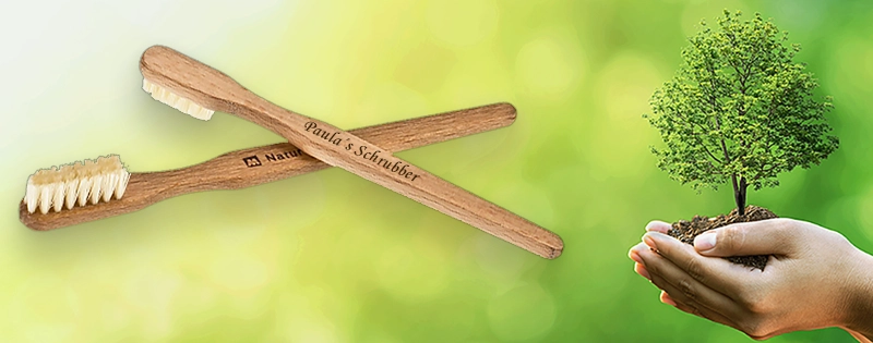 Holz Zahnbürste mit Namensgravur als nachhaltiges  Wichtelgeschenk