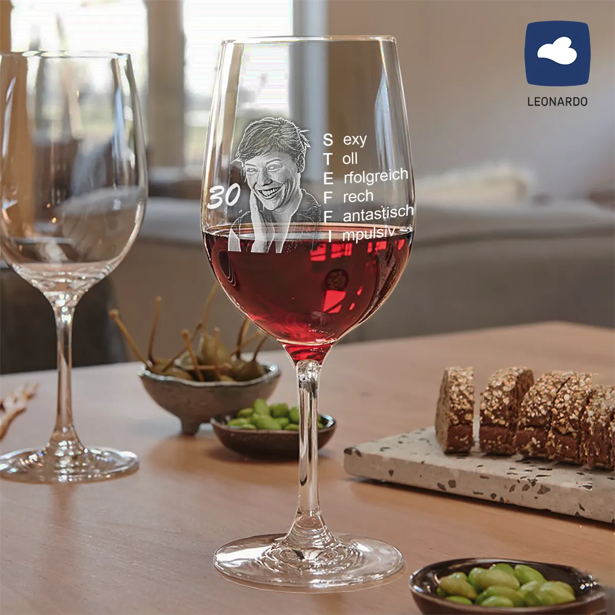 Rotweinglas als Geburtstagsgeschenk von LEONARDO mit Foto und Text graviert